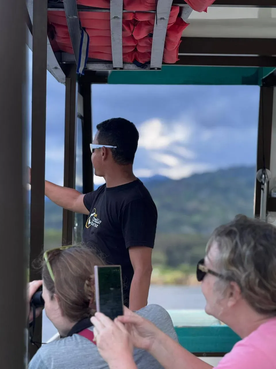 Guide spotting sloths and birds